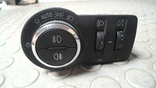 Foto: LICHTSCHALTER ( NEBELSCHEINWERFER ) eines Opel Insignia 2.0 CDTI Sports Tourer
