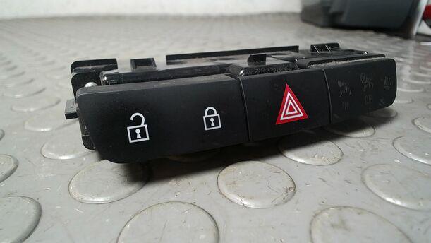 Foto: SCHALTER WARNBLINKANLAGE/ WARNBLINKSCHALTER eines Opel Insignia 2.0 CDTI Sports Tourer
