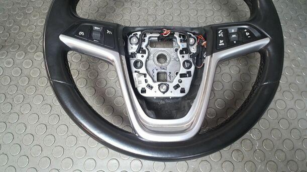 Foto: LENKRAD ( OHNE AIRBAG ) eines Opel Insignia 2.0 CDTI Sports Tourer