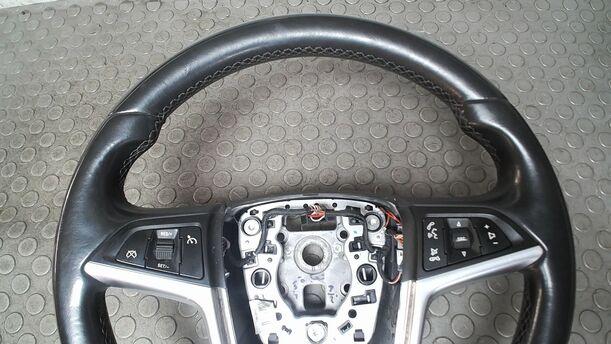 Foto: LENKRAD ( OHNE AIRBAG ) eines Opel Insignia 2.0 CDTI Sports Tourer