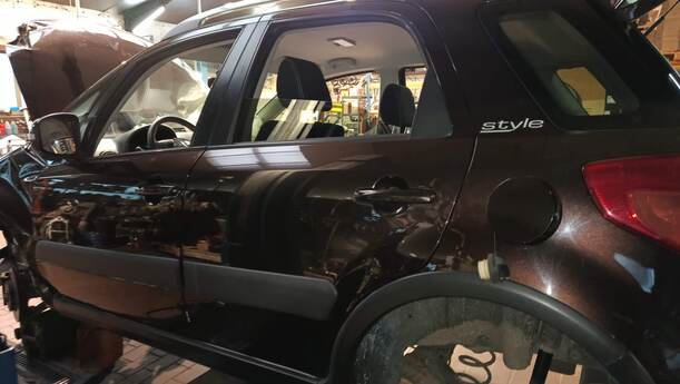 Foto: TÜR HINTEN LINKS eines Suzuki SX4 1.6 VVT