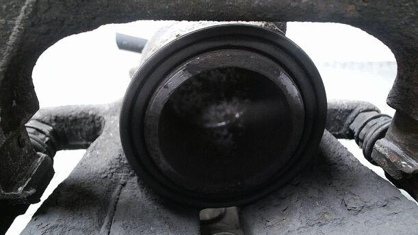 Foto: BREMSSATTEL VORN LINKS ( TRW ) eines Suzuki SX4 1.6 VVT
