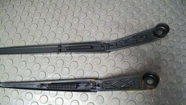 Foto: SCHEIBENWISCHERARME VORN eines Suzuki SX4 1.6 VVT