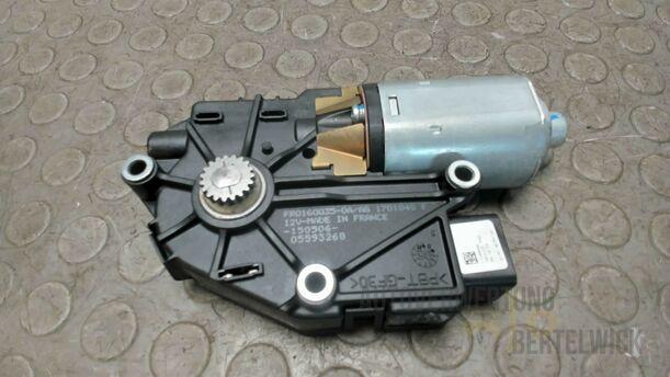 Foto: SCHIEBEDACHMOTOR eines Hyundai Santa Fe 2.2 CRDi 4WD