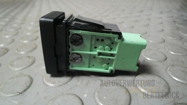 Foto: SCHALTER NEBELSCHEINWERFER eines Suzuki SX4 1.6 VVT