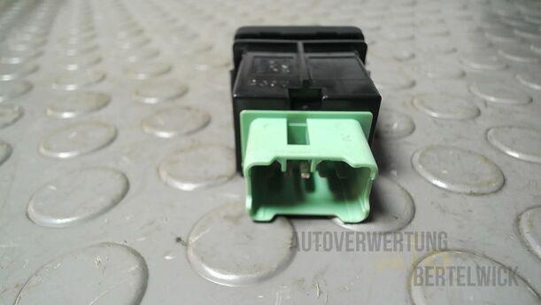 Foto: SCHALTER NEBELSCHEINWERFER eines Suzuki SX4 1.6 VVT