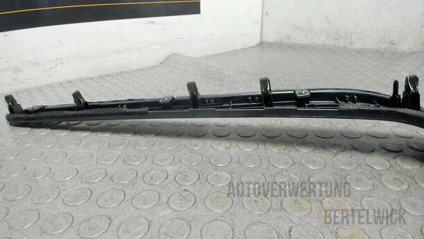 Foto: AMATURENBRETT UNTERTEIL / ZIERLEISTE eines Hyundai Santa Fe 2.2 CRDi 4WD