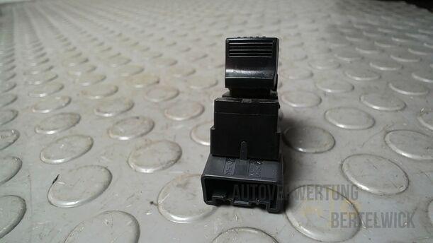 Foto: FENSTERHEBERSCHALTER HINTEN eines Suzuki SX4 1.6 VVT