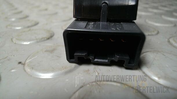 Foto: FENSTERHEBERSCHALTER HINTEN eines Suzuki SX4 1.6 VVT