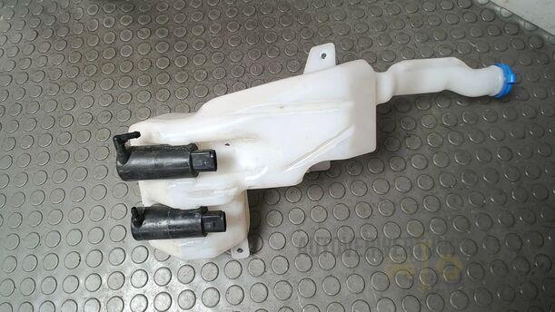 Foto: SCHEIBENWASCHBEHÄLTER eines Suzuki SX4 1.6 VVT