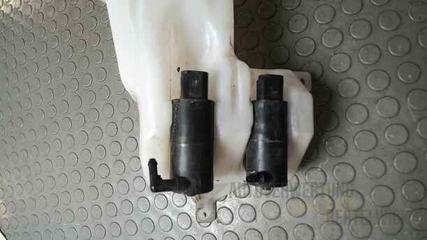 Foto: SCHEIBENWASCHBEHÄLTER eines Suzuki SX4 1.6 VVT