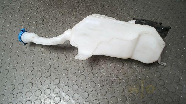 Foto: SCHEIBENWASCHBEHÄLTER eines Suzuki SX4 1.6 VVT