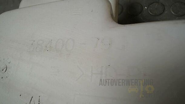 Foto: SCHEIBENWASCHBEHÄLTER eines Suzuki SX4 1.6 VVT