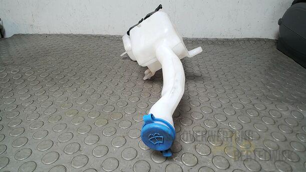 Foto: SCHEIBENWASCHBEHÄLTER eines Suzuki SX4 1.6 VVT