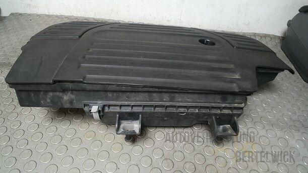 Foto: LUFTFILTERKASTEN/ MOTORVERSCHAHLUNG eines Suzuki SX4 1.6 VVT