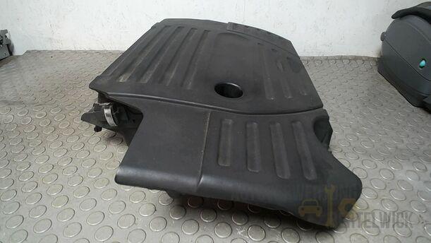 Foto: LUFTFILTERKASTEN/ MOTORVERSCHAHLUNG eines Suzuki SX4 1.6 VVT