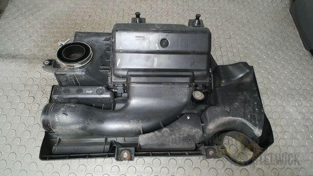 Foto: LUFTFILTERKASTEN/ MOTORVERSCHAHLUNG eines Suzuki SX4 1.6 VVT