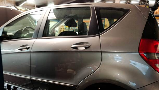 Foto: TÜR HINTEN LINKS eines Mercedes-Benz A 170