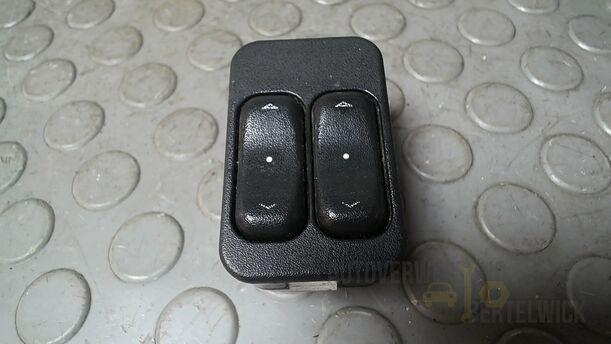 Foto: FENSTERHEBERSCHALTER eines Opel Meriva 1.6 16V