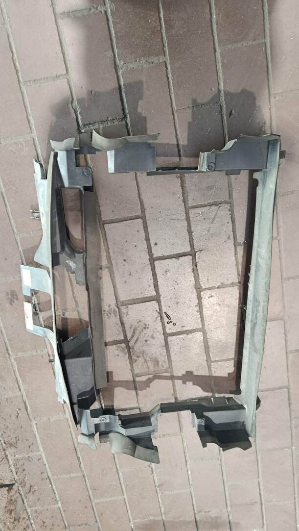 Foto: LUFTLEITTEIL / KÜHLERHALTER eines Mercedes-Benz A 170