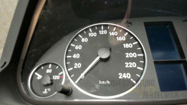 Foto: KOMBIINSTRUMENT / TACHOEINHEIT eines Mercedes-Benz A 170