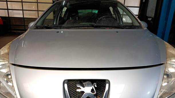 Foto: MOTORHAUBE eines Peugeot 207 SW 110 HDi FAP (Blue Lion)