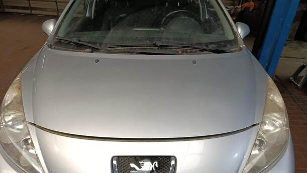 Foto: MOTORHAUBE eines Peugeot 207 SW 110 HDi FAP (Blue Lion)