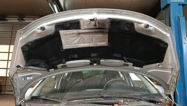 Foto: MOTORHAUBE eines Peugeot 207 SW 110 HDi FAP (Blue Lion)