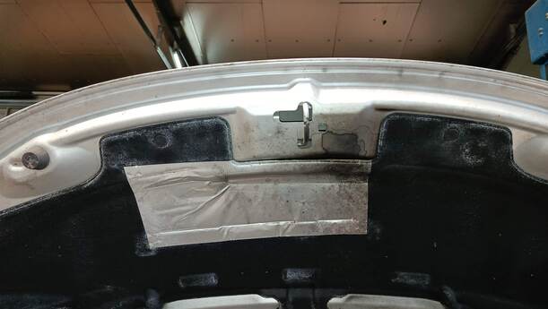 Foto: MOTORHAUBE eines Peugeot 207 SW 110 HDi FAP (Blue Lion)