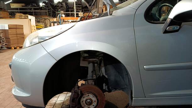 Foto: KOTFLÜGEL LINKS eines Peugeot 207 SW 110 HDi FAP (Blue Lion)