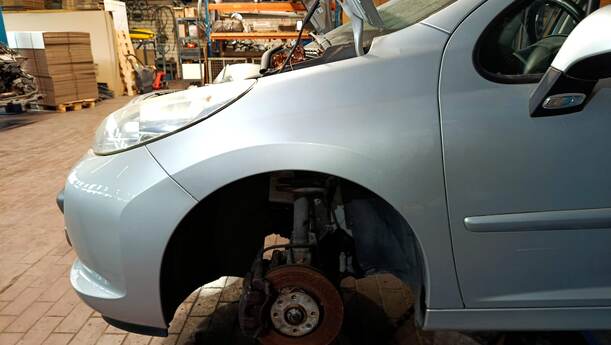 Foto: KOTFLÜGEL LINKS eines Peugeot 207 SW 110 HDi FAP (Blue Lion)