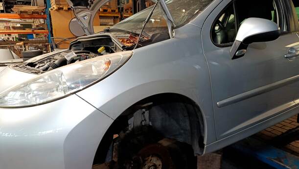 Foto: KOTFLÜGEL LINKS eines Peugeot 207 SW 110 HDi FAP (Blue Lion)