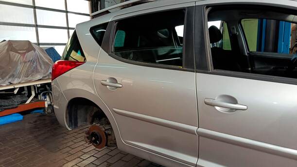 Foto: TÜR HINTEN RECHTS ( SW ) eines Peugeot 207 SW 110 HDi FAP (Blue Lion)