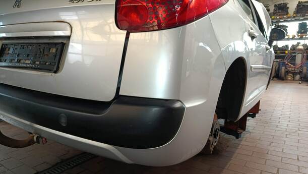 Foto: STOSSFÄNGER / STOßSTANGE HINTEN eines Peugeot 207 SW 110 HDi FAP (Blue Lion)