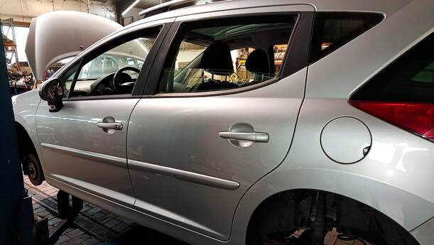 Foto: TÜR HINTEN LINKS eines Peugeot 207 SW 110 HDi FAP (Blue Lion)