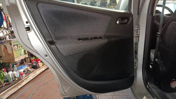 Foto: TÜR HINTEN LINKS eines Peugeot 207 SW 110 HDi FAP (Blue Lion)