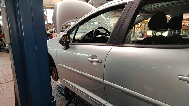 Foto: TÜR VORNE LINKS eines Peugeot 207 SW 110 HDi FAP (Blue Lion)
