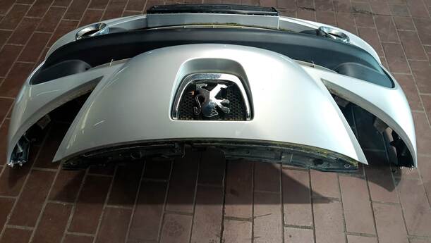 Foto: STOSSFÄNGER / STOßSTANGE VORNE eines Peugeot 207 SW 110 HDi FAP (Blue Lion)