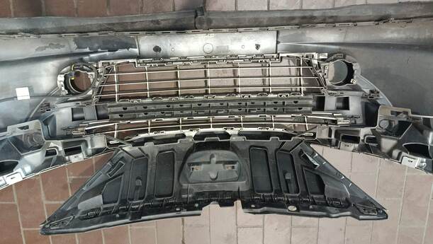 Foto: STOSSFÄNGER / STOßSTANGE VORNE eines Peugeot 207 SW 110 HDi FAP (Blue Lion)