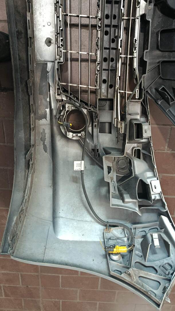Foto: STOSSFÄNGER / STOßSTANGE VORNE eines Peugeot 207 SW 110 HDi FAP (Blue Lion)