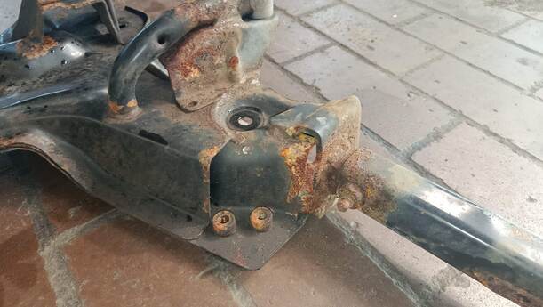 Foto: VORDERACHSE / ACHTRÄGER VORNE eines Peugeot 207 SW 110 HDi FAP (Blue Lion)