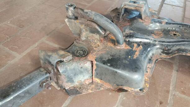 Foto: VORDERACHSE / ACHTRÄGER VORNE eines Peugeot 207 SW 110 HDi FAP (Blue Lion)
