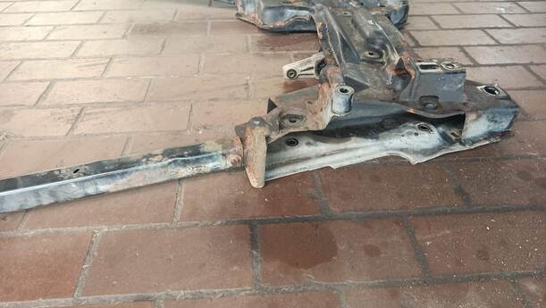 Foto: VORDERACHSE / ACHTRÄGER VORNE eines Peugeot 207 SW 110 HDi FAP (Blue Lion)