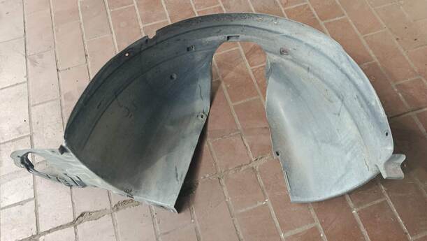 Foto: RADHAUSSCHALE / INNENKOTFLÜGEL LINKS eines Peugeot 207 SW 110 HDi FAP (Blue Lion)