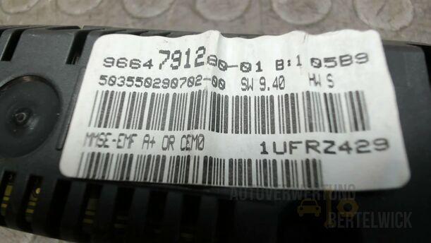 Foto: INFORMATIONSDISPLAY / BORDCOMPUTER eines Peugeot 207 SW 110 HDi FAP (Blue Lion) GLX