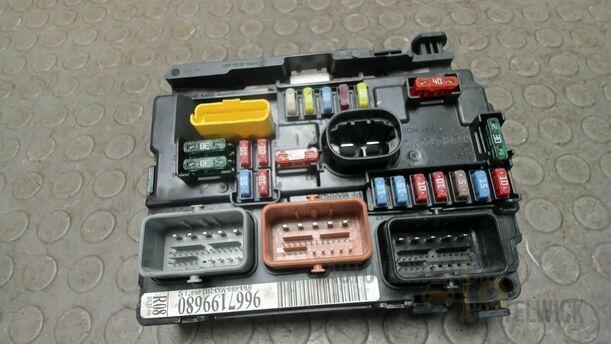 Foto: SICHERUNGSKASTEN / ELEKTRIKEINHEIT MOTOR eines Peugeot 207 SW 110 HDi FAP (Blue Lion) GLX