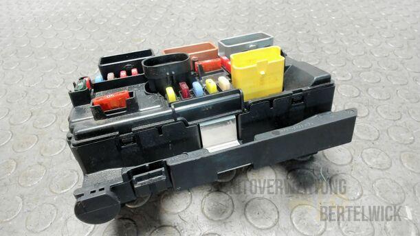 Foto: SICHERUNGSKASTEN / ELEKTRIKEINHEIT MOTOR eines Peugeot 207 SW 110 HDi FAP (Blue Lion) GLX