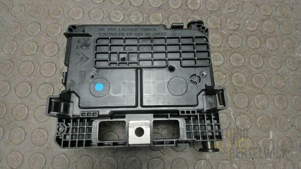 Foto: SICHERUNGSKASTEN / ELEKTRIKEINHEIT MOTOR eines Peugeot 207 SW 110 HDi FAP (Blue Lion) GLX