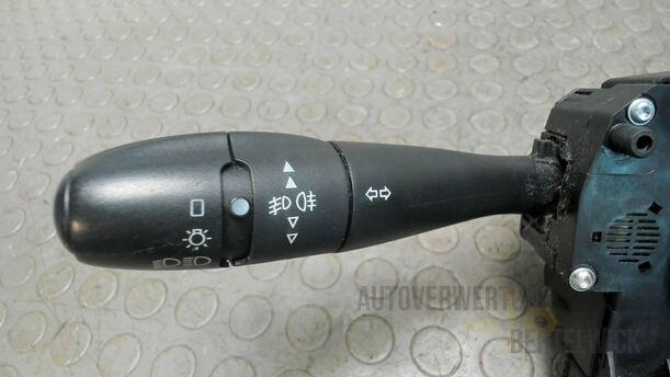 Foto: KOMBISCHALTER / LENKSTOCKSCHALTER eines Peugeot 207 SW 110 HDi FAP (Blue Lion) GL