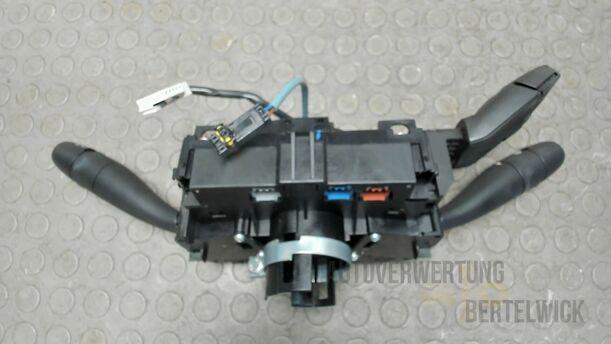 Foto: KOMBISCHALTER / LENKSTOCKSCHALTER eines Peugeot 207 SW 110 HDi FAP (Blue Lion) GL